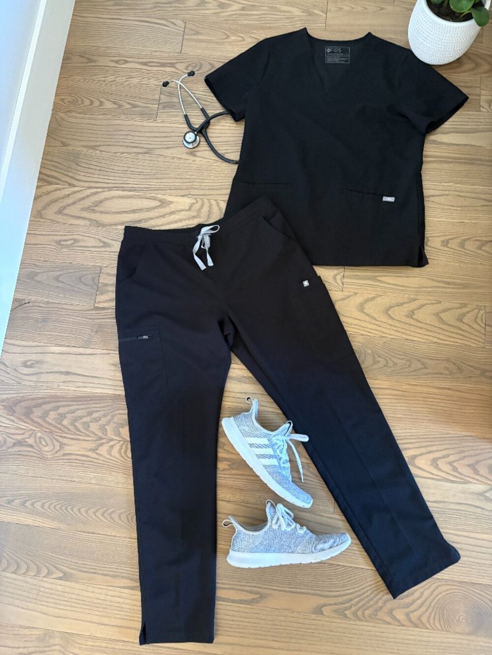 FIGS scrubs set in Black, in excellent condition